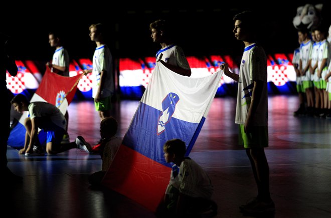 Slovenska in hrvaška zastava. FOTO: Roman Šipić, Delo