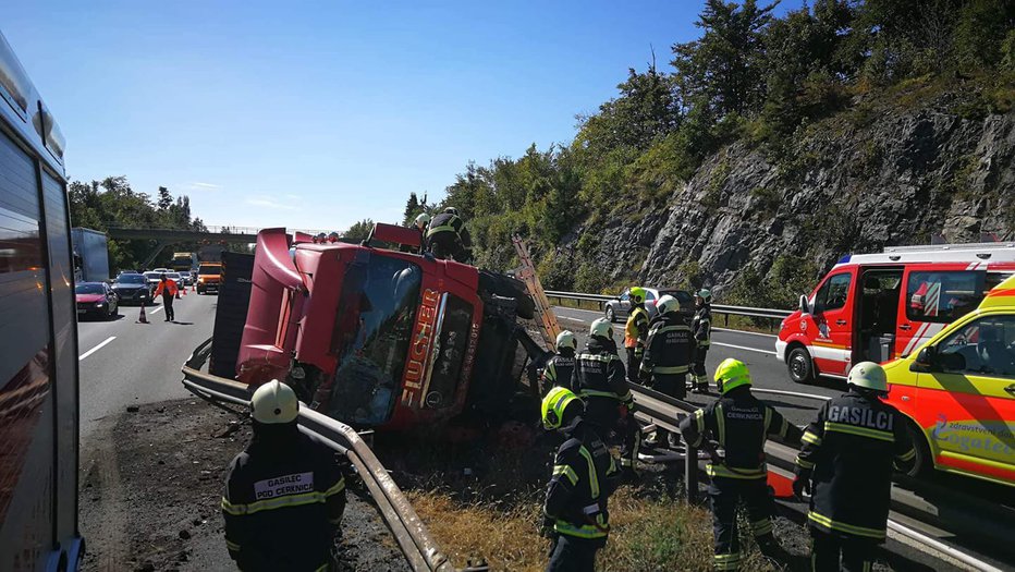 Fotografija: Nesreča na primorski avtocesti. FOTO: PGD Cerknica