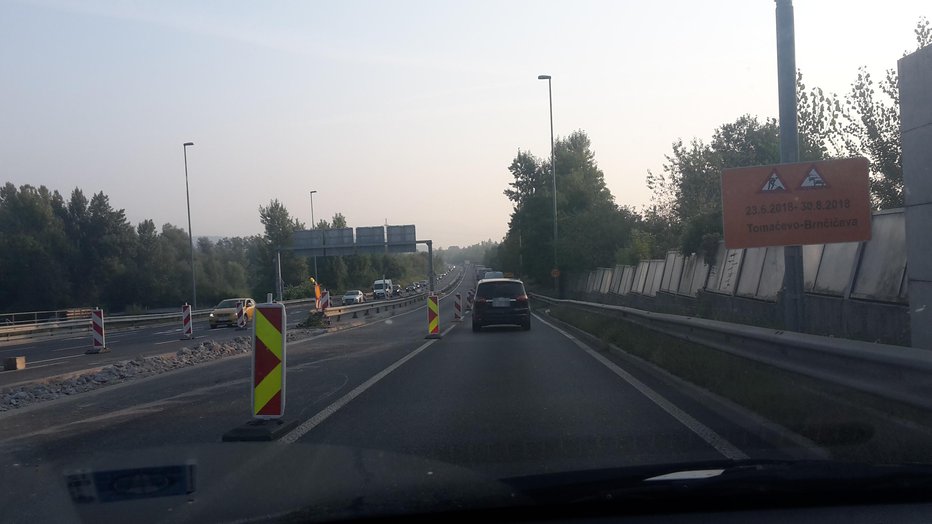 Fotografija: Obnovitvena dela potekajo brez posebnosti, a se občasnim prometnim zamaškom ni mogoče izogniti. Na fotografiji promet teče gladko po skoraj obnovljenem cestišču. FOTO: N. Č.