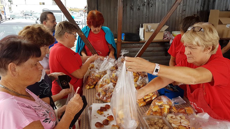 Fotografija: Tradicionalnih šentjernejskih štrukeljcev je kmalu zmanjkalo.