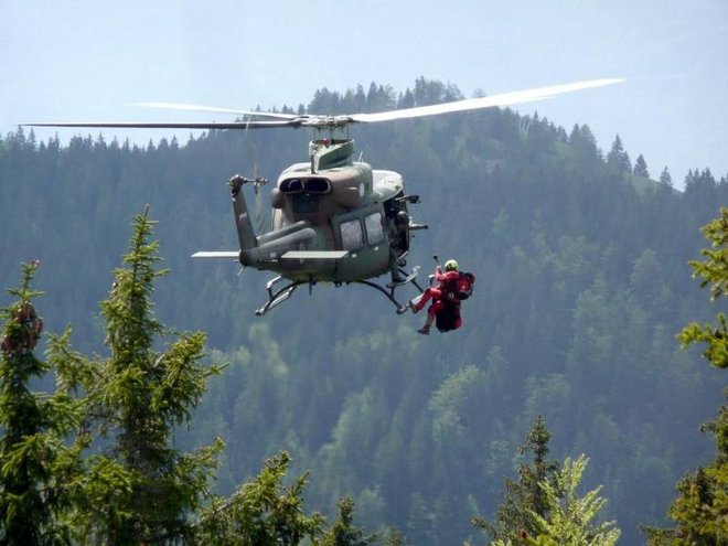 Helikoptersko posredovanje z izurjenimi posadkami za reševanje FOTO: Boštjan Fon