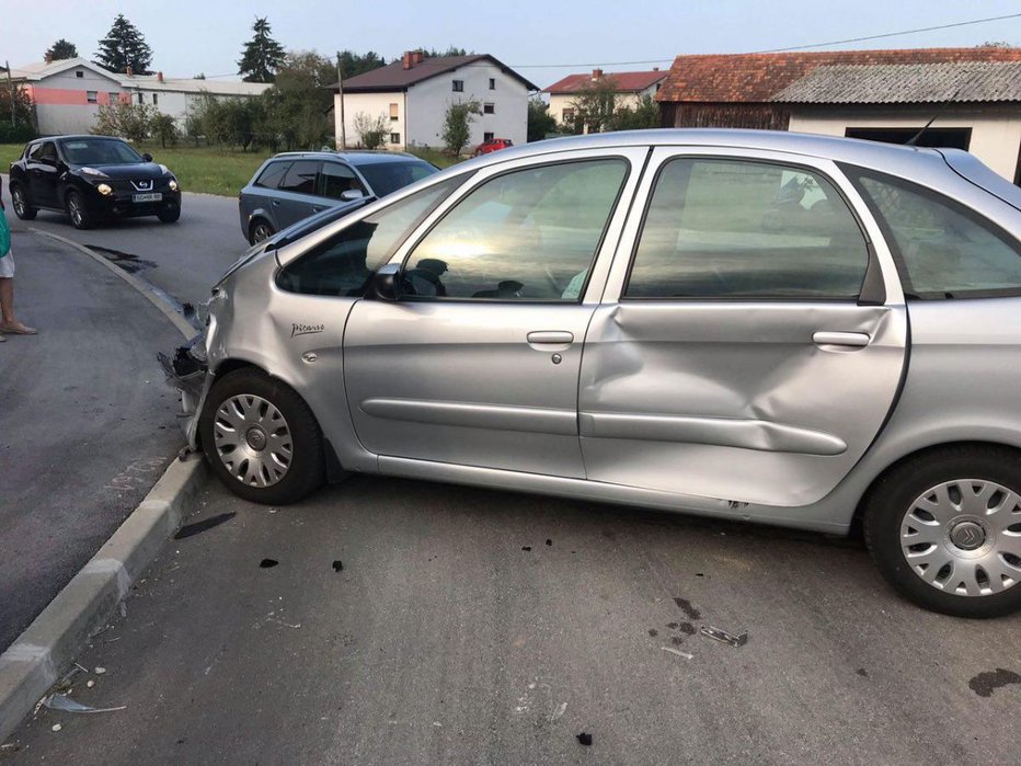 Fotografija: Tri osebe so se poškodovale v trčenju dveh vozil. FOTO: Oste Bakal