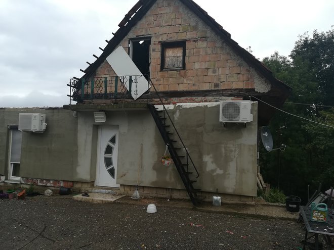 Čeprav je hiša stara, sta Hedžetova vzhičena, ker bo čez dve leti njuna. FOTO: Aleš Andlovič