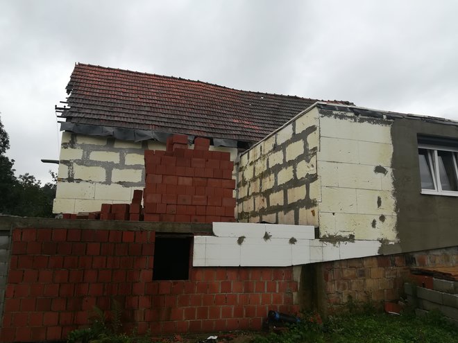 Hišo bosta poskušala dograditi, saj so otroci vsak dan večji in potrebujejo vedno več prostora. FOTO: Aleš Andlovič