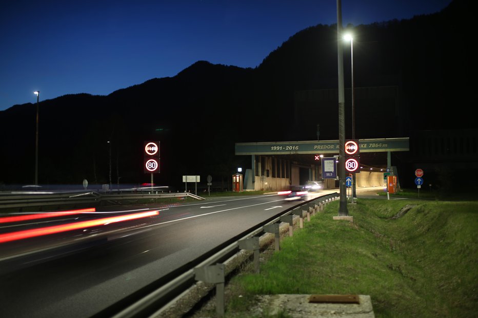 Fotografija: Karavanke občasno zapirajo. FOTO: Jure Eržen, Delo