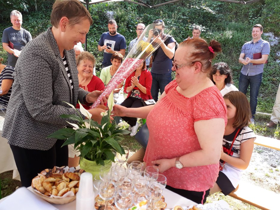 Fotografija: V četrtek je bila pri obnovljenem domu Rajkovih krajša slovesnost, na katerih so hišo predali Rajkovim in se zahvalili tudi donatorjem FOTO: Tjg