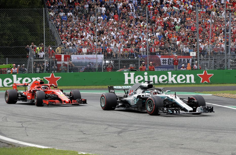 Fotografija: Mercedesov zvezdnik Lewis Hamilton (desno) je včeraj v Monzi premagal Ferrarijevega asa Kimija Räikkönena (levo). FOTO: AP