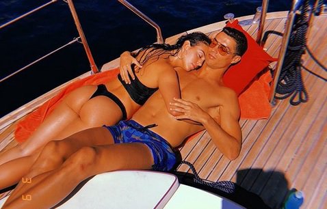 Fotografija: Georgina v Cristianovem objemu. FOTO: Instagram