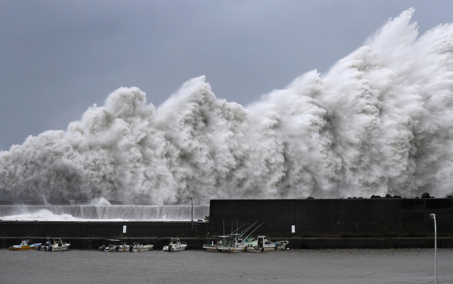 Fotografija: Močni sunki vetra na Japonskem s tajfunom Jebi. FOTO: Kyodo Reuters