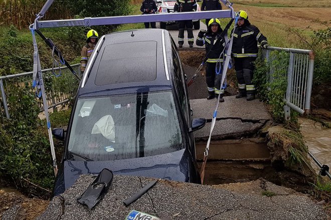 Avto so iz potoka potegnili gasilci. FOTO: PGD LJUTOMER