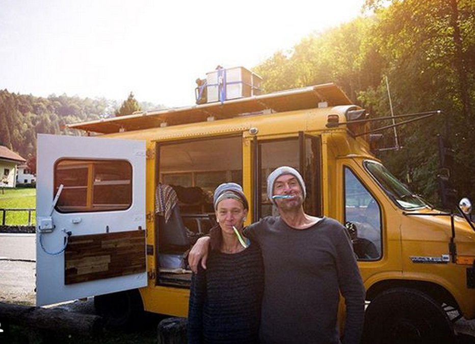 Fotografija: Kai in Julie živita v šolskem avtobusu, ki sta ga spremenila v udobno mobilno hiško. FOTO: Wetravelbybus/Instagram