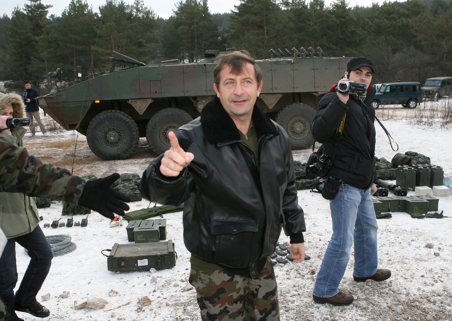 Fotografija: Karl Erjavec je bil minister za obrambo že v Janševi vladi med letoma 2004 in 2008, ko so se nabavljali oklepniki Patria. FOTO: Dejan Javornik