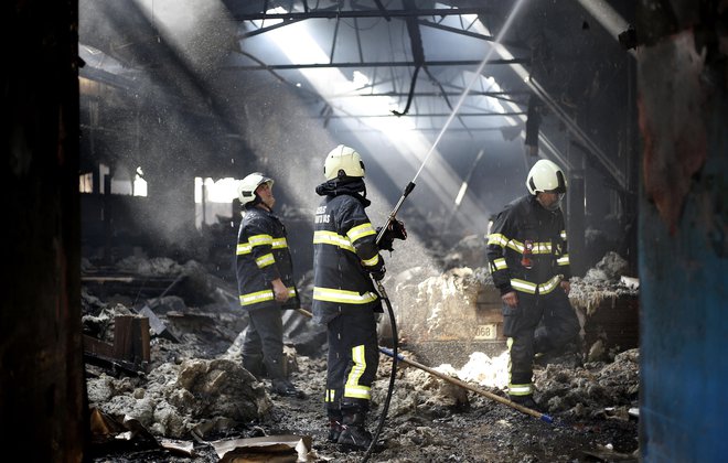 Z zublji se je borilo prek 70 gasilcev. FOTO: Blaž Samec