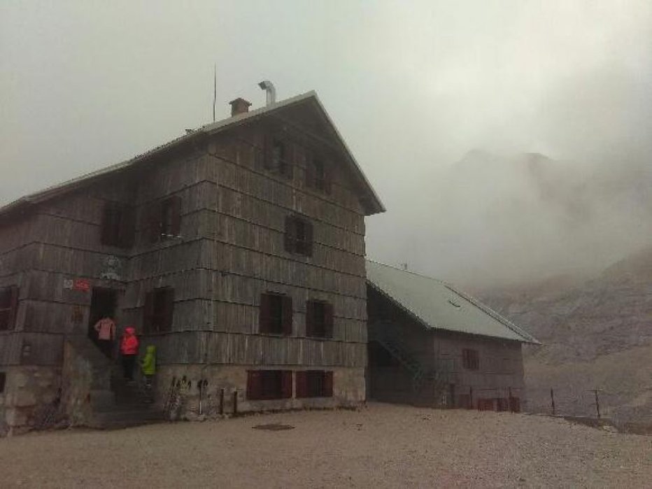 Fotografija: Pohodnice so včeraj že dosegle kočo Planika. FOTO: Boštjan Fon