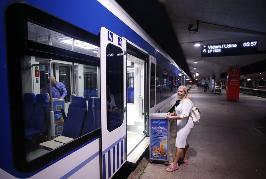 Fotografija: Po letu 2011 je zaživela železniška povezava med Ljubljano in Trstom. FOTO: Roman Šipić, Delo