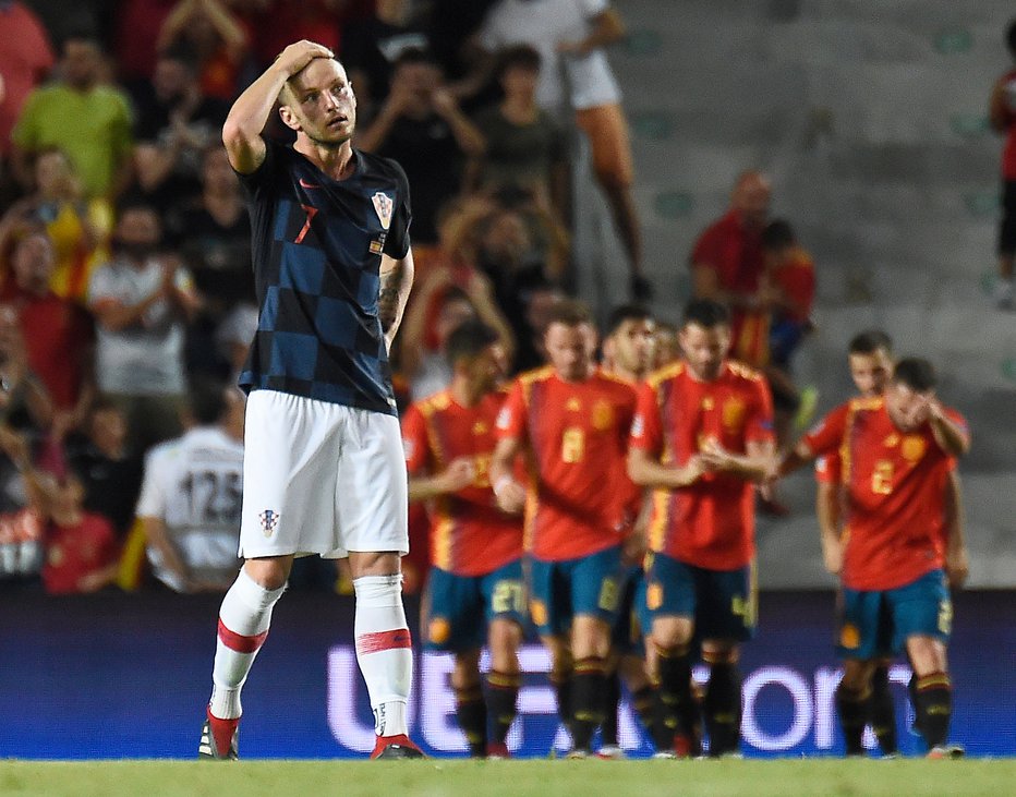 Fotografija: Medtem ko so se Španci veselili pol ducata zadetkov, se je hrvaški as Ivan Rakitić, ki je odigral 100. tekmo v dresu reprezentance, držal za glavo. Foto: AFP