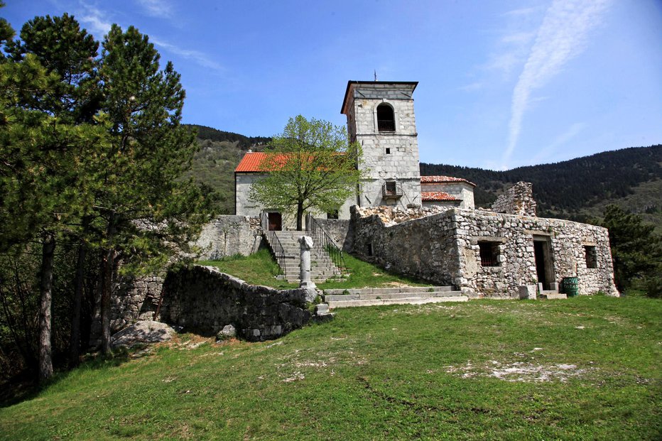 Fotografija: Cerkev v Vitovljah je posvečena Materi božji oziroma svetemu Duhu. Foto: Goran Rovan