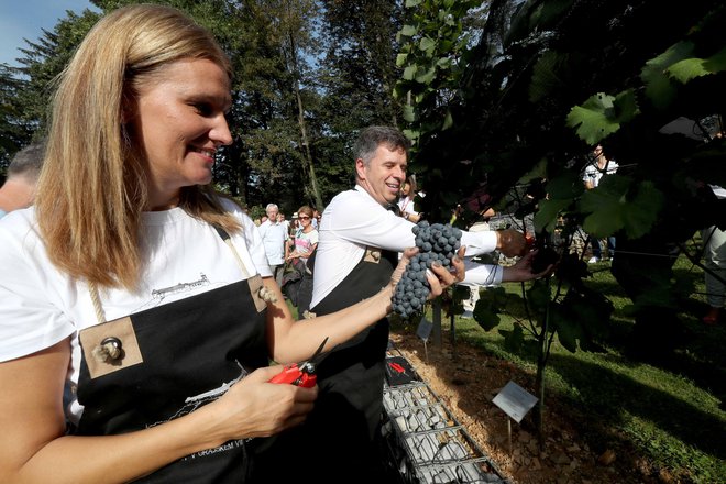 Mateja Valentan Avbelj, direktorica Ljubljanskega gradu, v akciji s podžupanom Dejanom Crnekom. Foto: Igor Mali