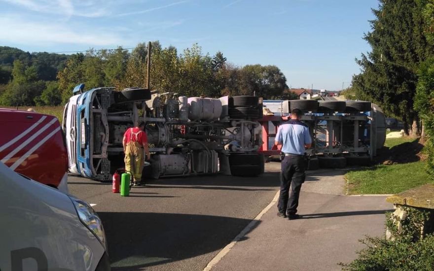 Fotografija: Nenavadna prometna nesreča se je zgodila na gorički regionalki. FOTO: Oste Bakal