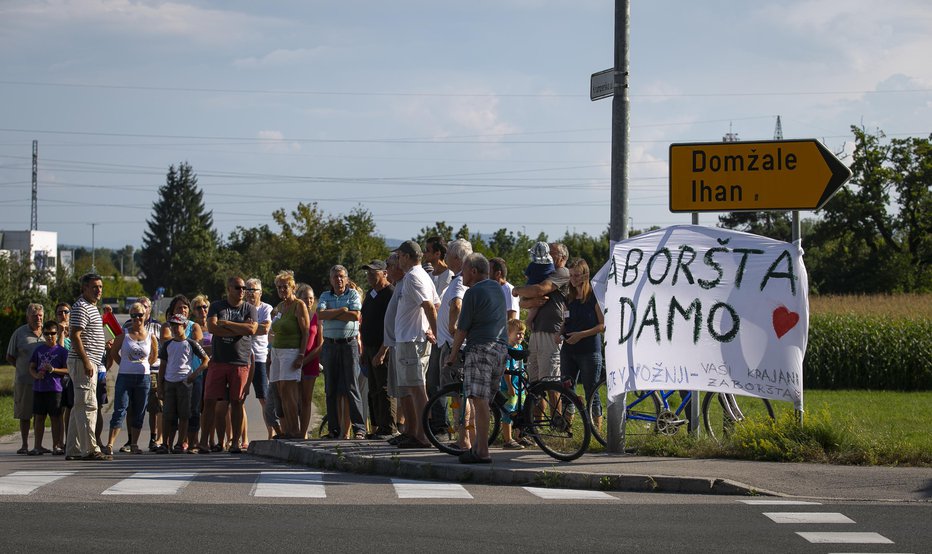 Fotografija: Krajani Zaboršta so avgusta protestirali proti predvideni gradnji Logove cone. FOTO: JOŽE SUHADOLNIK