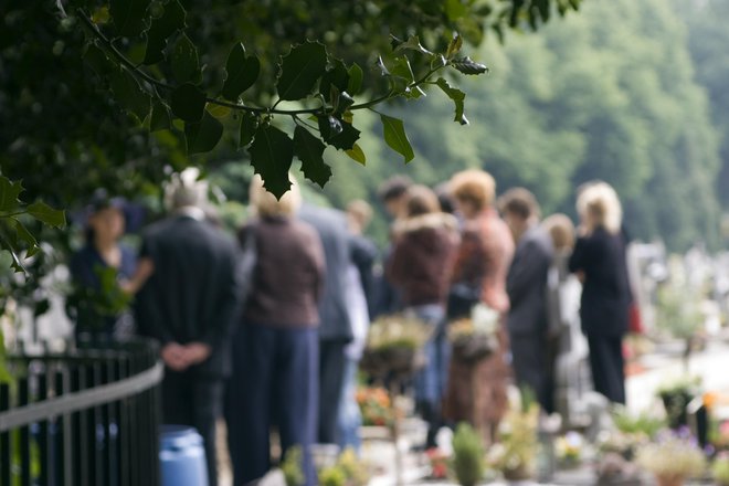 Tudi če osebe niste poznali, lahko žalujete ob njenem zadnjem slovesu. FOTO: Getty Images, Istockphoto