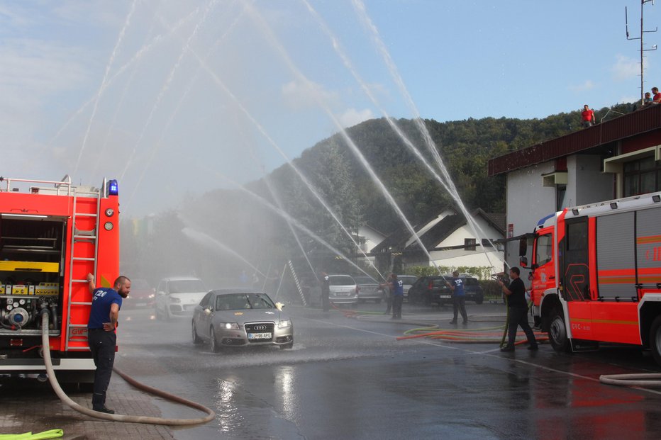 Fotografija: Gasilskega višjega častnika Sebastjana Kopra in ženo so takole pospremili domači gasilci PGD Velenje. FOTOGRAFIJE: Jože Miklavc