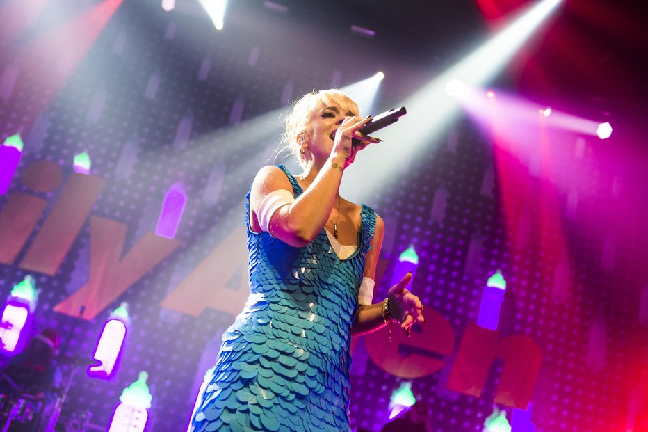 Fotografija: Lily Allen dviguje prah s svojo knjigo. FOTO: Cwa Carsten Windhorst/wenn.com