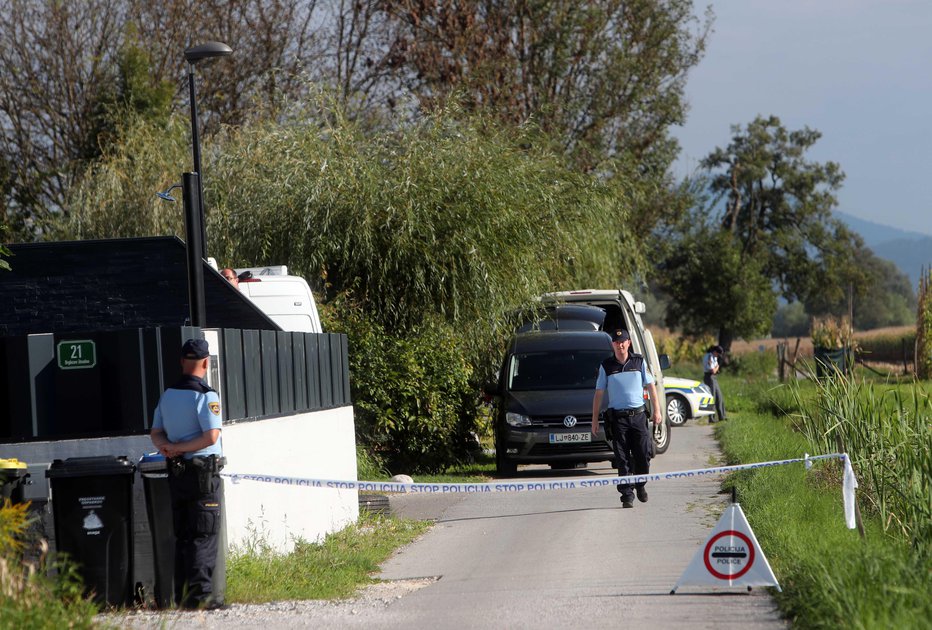 Fotografija: Šele ko je počilo pri Počivavšku, so policisti začeli ugotavljati, da je eksplozivna naprava na Brezovici povezana z dogodkom. Foto: Igor Mali