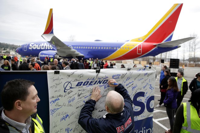 Desettisoči boeing 737 (max 8) je bil izdelan za ameriškega prevoznika Southwest Airlines. Foto: Reuters