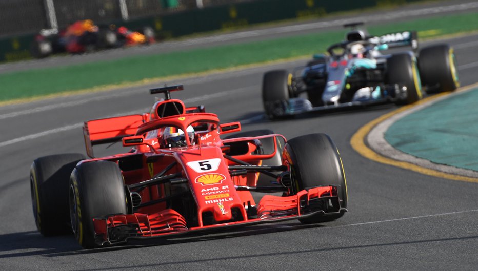 Fotografija: Sebastian Vettel je v končnici dirke ostal na čelu kljub napadom Lewisa Hamiltona, ki ni imel prostora za prehitevanje. Foto: AFP