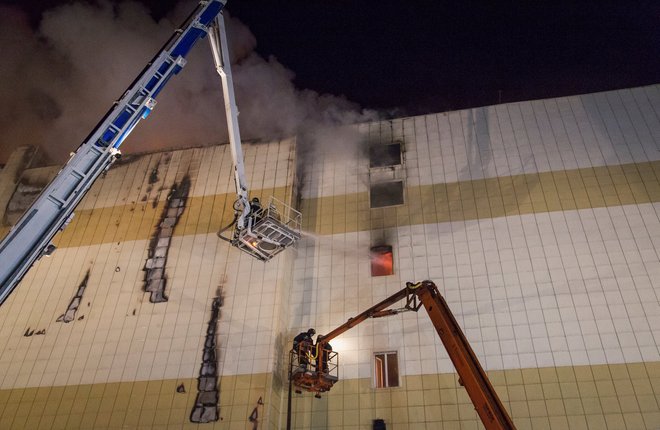 Požar je kompleks povsem uničil. FOTO: Reuters