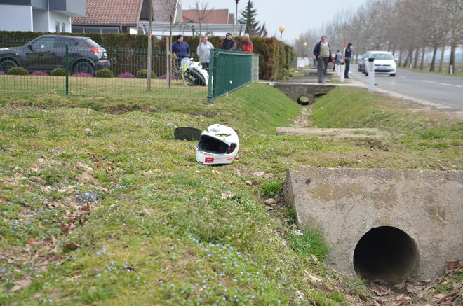 Motorist je v Čentibi imel kar nekaj sreče. FOTO: Oste Bakal