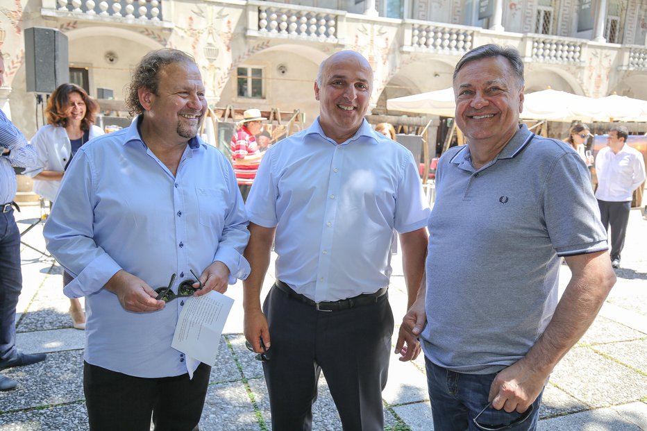 Fotografija: Miran Senčar (na sredini) v družbi župana Ljubljane Zorana Jankovića (desno) in Darka Brleka, direktorja Ljubljana Festivala. FOTO: Mediaspeed.net