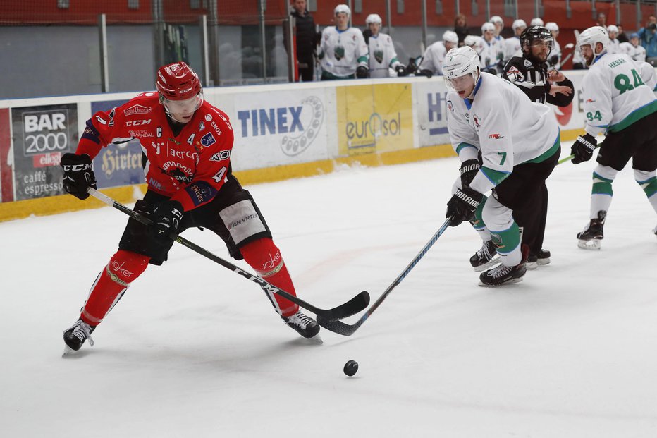 Fotografija: Kapetan železarjev Andrej Tavželj se s soigralci že pripravlja na finale državnega prvenstva. Foto: Leon Vidic/Delo