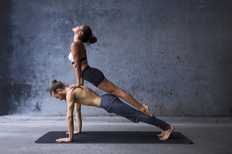 Fotografija: Partnerska joga sprosti, obenem pa obudi strasti. FOTO: Shutterstock