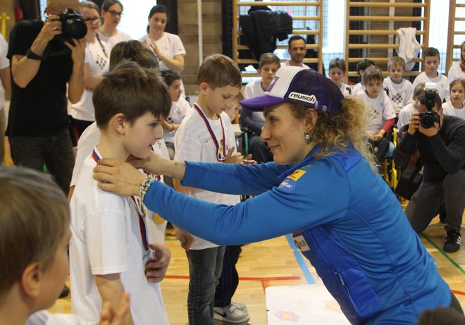 Ni kar tako, če ti medaljo podeli Ilka Štuhec! FOTO: Igor Modic