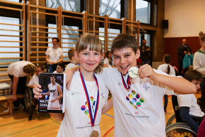 Pia in Nace sta ponosno pokazala svoji medalji. FOTO: Iztok Lazar Nlb