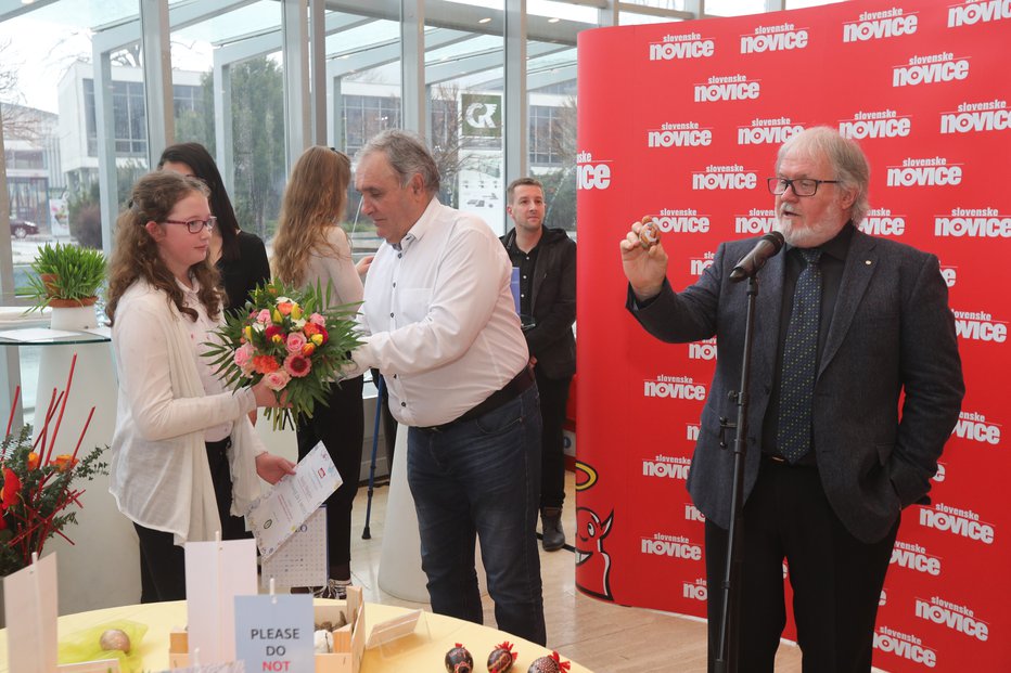 Fotografija: Odgovorni urednik Slovenskih novic Bojan Budja in etnolog Janez Bogataj sta podelila nagrado tretjenagrajeni v otroški ustvarjalnosti Nastji Meglen. FOTO: Marko Feist