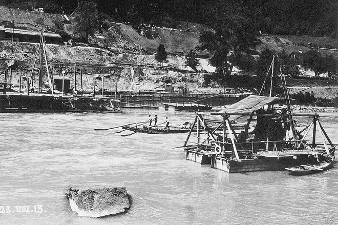 Dravski splavarji na začetku gradnje elektrarne leta 1913 Foto: arhiv DEM