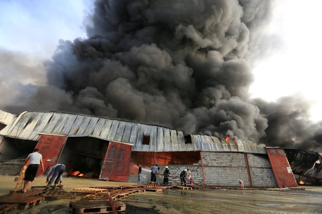 Požar v skladišču. FOTO: Reuters