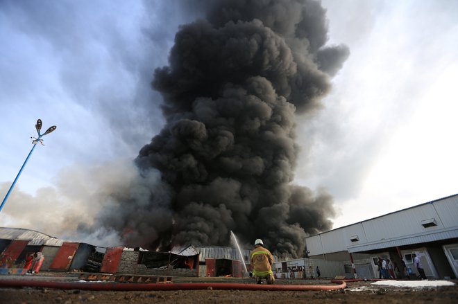 Požar v skladišču. FOTO: Reuters