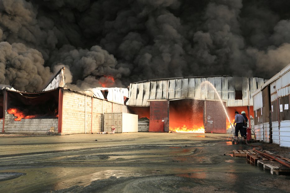 Fotografija: Požar v skladišču. FOTO: Reuters