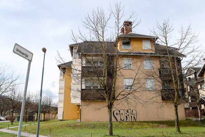 Zagorelo je v otroški sobi v mansardnem stanovanju. FOTO: Marko Feist