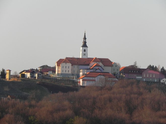 Destrnik je po tragični sobotni nesreči zavit v črno. FOTO: Aleš Andlovič