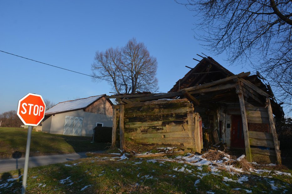 Fotografija: Podrtija ni samo nevarna za mimoidoče, ampak tudi kazi okolico. FOTO: Oste Bakal