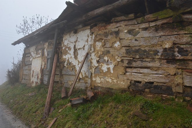 Podprli so jo s tramovi, vendar to ni dovolj. FOTO: Oste Bakal