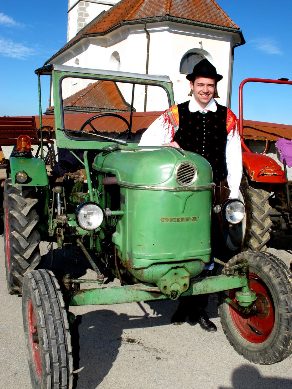 Fotografija: Najstarejši traktor deutz letnik 1964 je pripeljal Domen Tičar iz Zaloga pri Cerkljah.