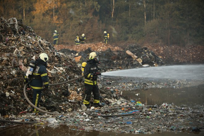 Gašenje tleče mase plastičnih odpadkov, lesenih sekancev in drugih snovi, ki so v četrtek zagorele v podjetju Ekosistemi d.o.o.. Zalog pri Novem mestu, Slovenija 23.julija 2017.
[Ekosistemi,požari,gasilci,ogenj,Zalog,Novo mesto,Slovenija]