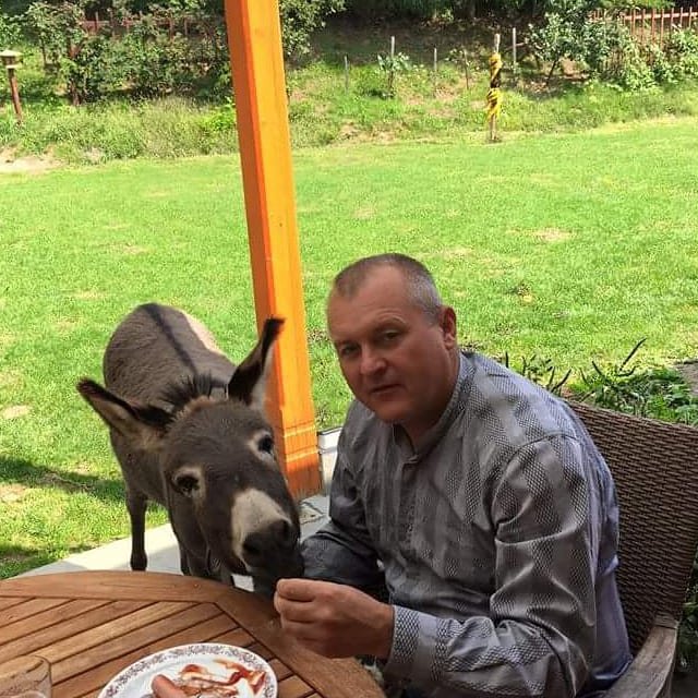 Fotografija: Franc in njegov kosmati prijatelj Bobi.