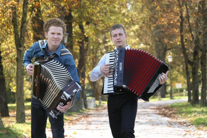 Miha Debevec in Dejan Kušer se rada spopadata v duetu s svojima harmonikama. FOTO: facebook